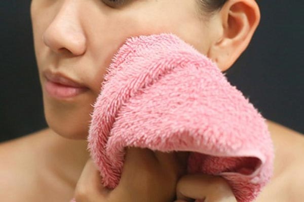 Rửa mặt bằng khăn mềm, mỏng và thật nhẹ nhàng
