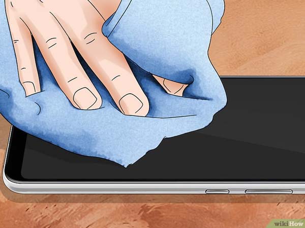 Dùng vải bông mềm và mịn để làm sạch toàn bộ màn hình điện thoại. Ảnh: WikiHow